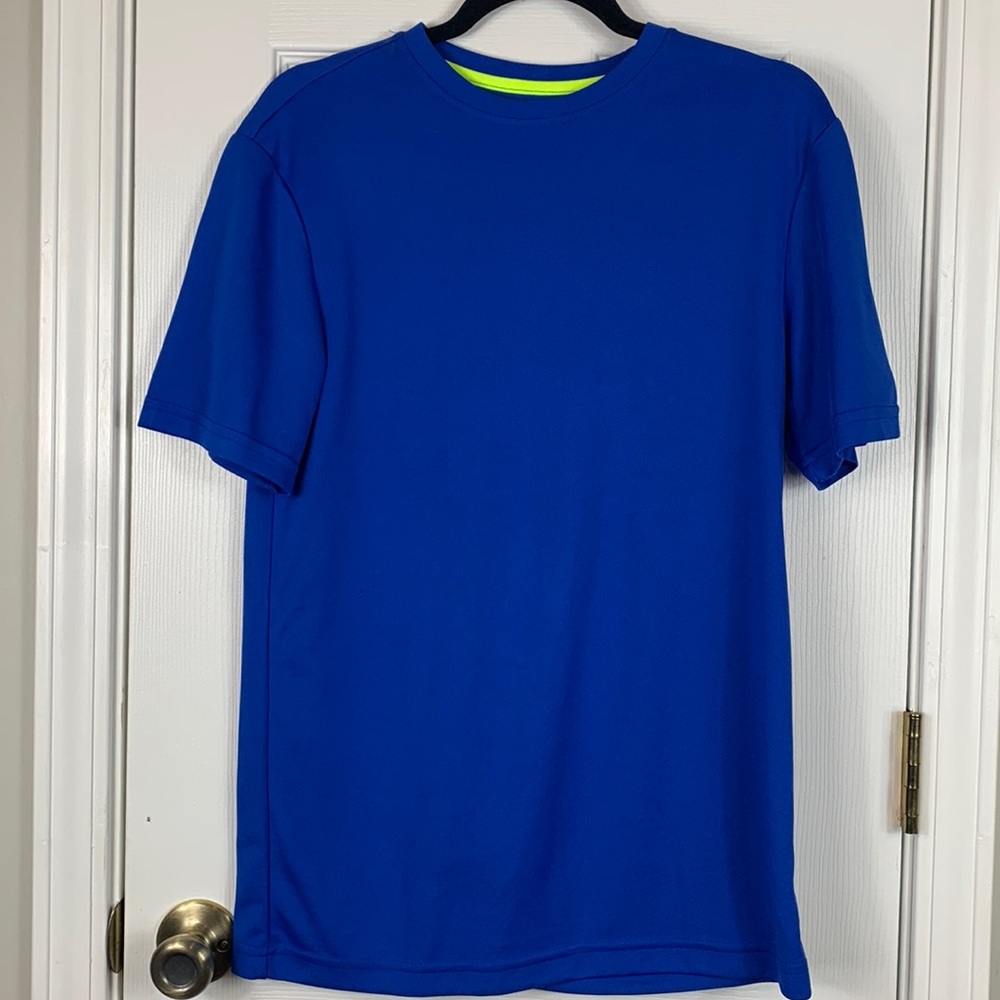 Starter blue short sleeved regular-fit core tee size S/CH. Moisture wicking